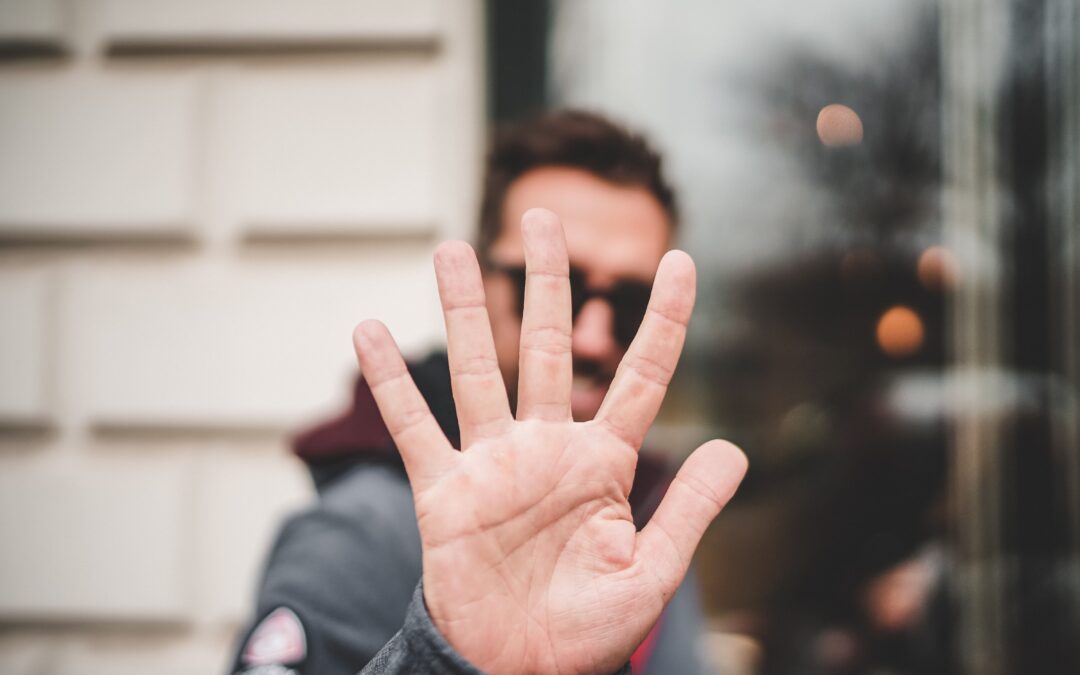 Eine Person streckt ihr Hand in die Kamera und zeigt alle fünf Finger.