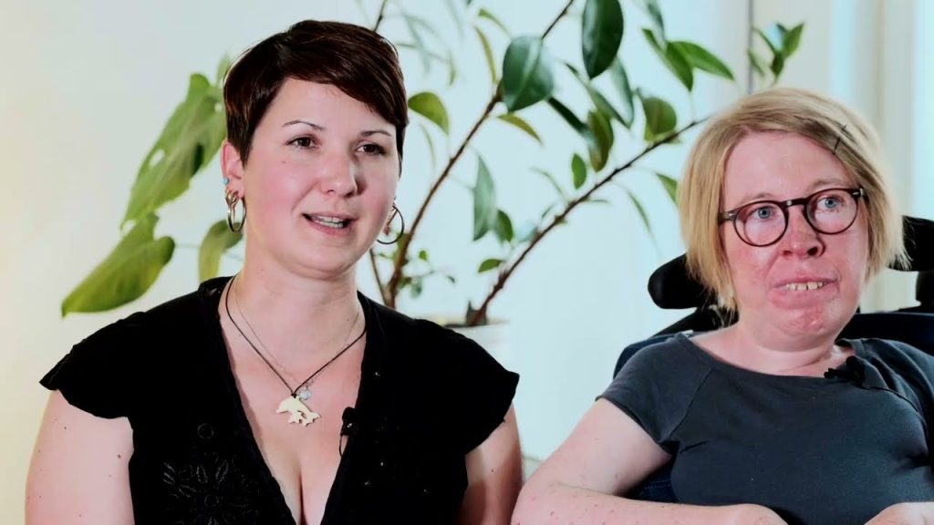 Karina Sturm und Anne Gersdorff, zwei weiße Frauen mit Behinderung, stellen ihr Buch "Stoppt Ableismus" vor.