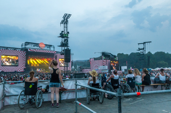 Eine erhöhte Plattform für Menschen mit Behinderungen auf einem Konzert oder Festival, damit uneingeschränkte Sicht auf die Bühne möglich ist.